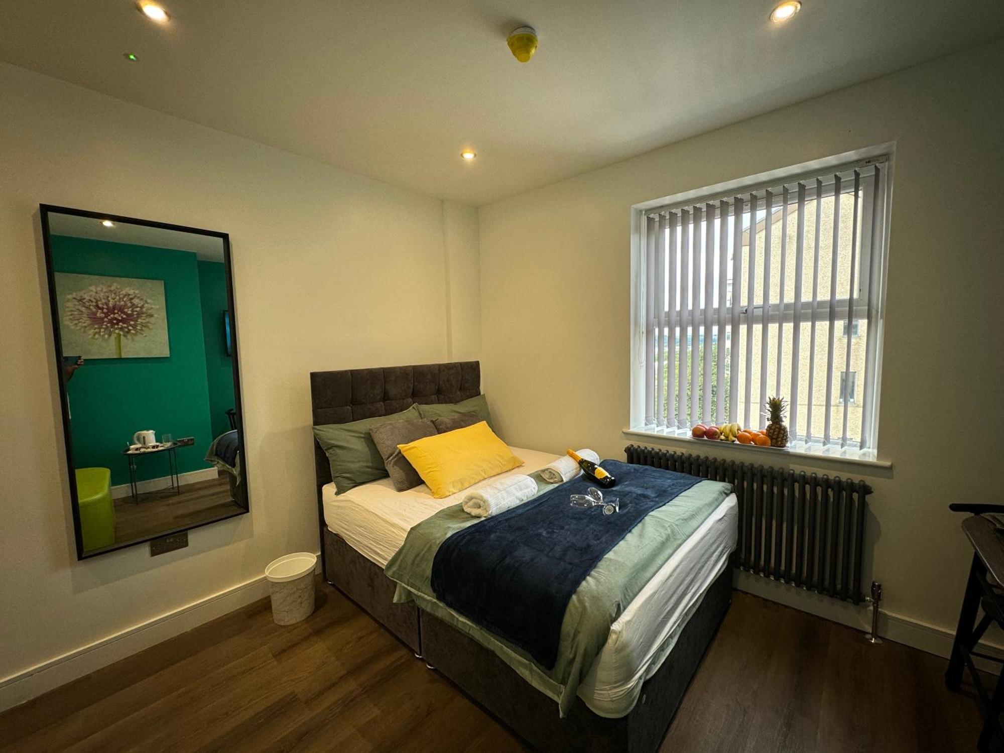 Southgate Luxury Apartments Elland Esterno foto