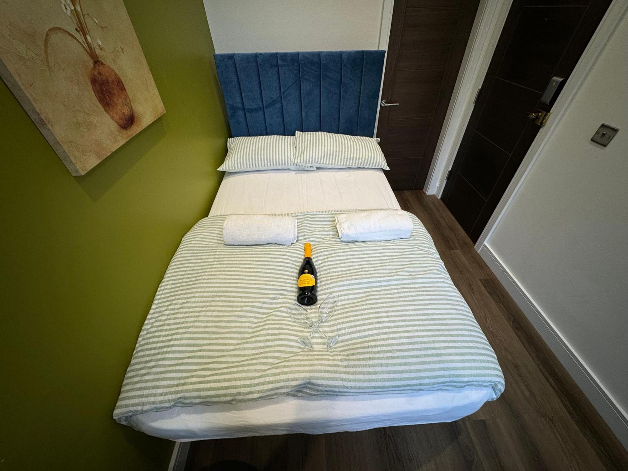 Southgate Luxury Apartments Elland Esterno foto